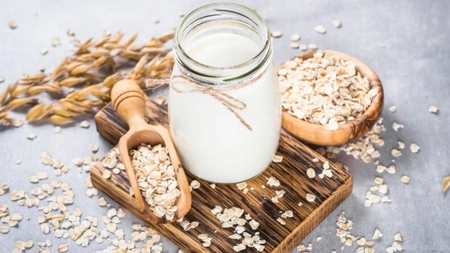 Consumatorii de lapte de ovăz trebuie să cunoască aceste contradicții! Află mai multe despre băutura vegetală