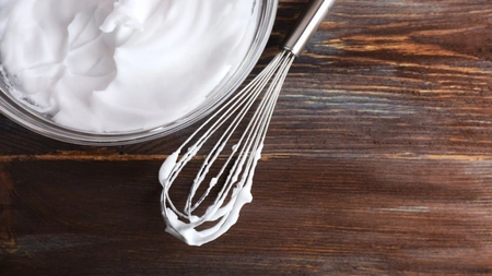 Cum se face bezeaua corect? Trei tipuri diferite de obținere a spumei de albuș