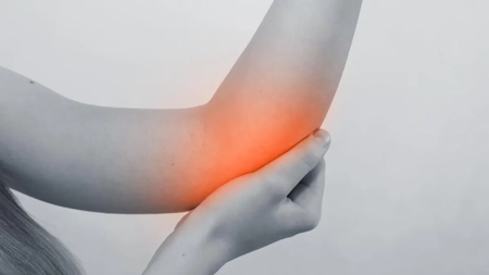 De ce amorțește mâna stângă? Iată ce încearcă să îți transmită corpul!