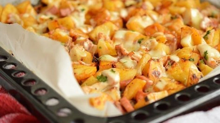 Rețetă de cartofi cu șuncă și cașcaval la cuptor. Iată care este rețeta!