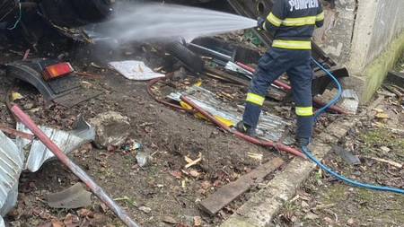 Un TIR  a intrat într-o locuință în Bacău. Pompierii intervin de urgență