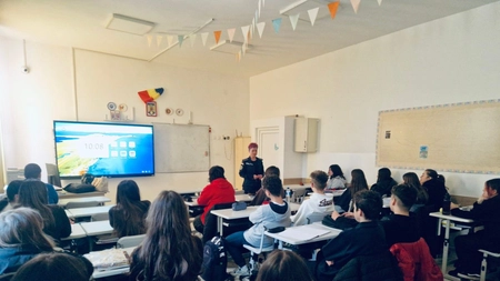 Polițiștii din Iași desfășoară activități pentru siguranța elevilor în școli