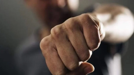 Adolescent, bătut crunt în fața unui mall din Cluj! Agresorul a fugit de la fața locului