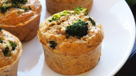 Brioșe cu broccoli – Rețetă simplă, sănătoasă și delicioasă, ce se face în doar câteva minute