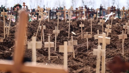 Ce înseamnă când visezi gropi în cimitir? Este momentul să “îngropi” o etapă din viața ta!