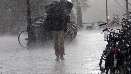 Ce înseamnă când visezi ploaie torențială? Află de ce apare acest simbol atât de des în vise!