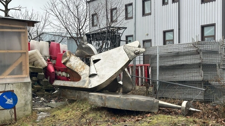 O statuie, expusă în urmă cu peste 25 de ani la Râpa Galbenă, abandonată într-un depozit din Iași. Primăria Iași vrea să o taie la fier vechi, după ce autorul nu a fost găsit