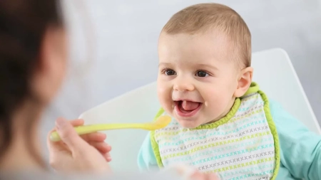 Ce trebuie să știi despre diversificarea de la 7 luni? Iată ce schimbări apar și cum trebuie organizate mesele, totul explicat de către Dr. Laura Ene