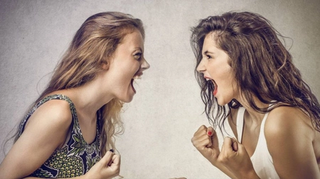 O luptă între cumnate și soacră, la Belcești, a avut repercusiuni negative asupra fiicei uneia dintre femei. Tânăra a plecat de acasă, însă s-a întors bătută!