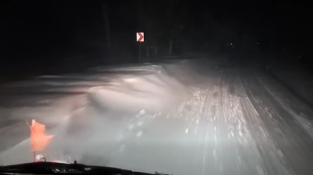 Viscolul paralizează circulația în Moldova! Lista drumurilor naționale închise sau greu practicabile! Utilajele DRDP Iași intervin fără pauză