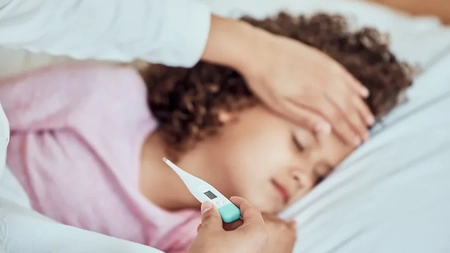 E bine să scoți copilul afară când are febră? Iată câteva sfaturi utile, oferite de către Dr. Micaella Kantor