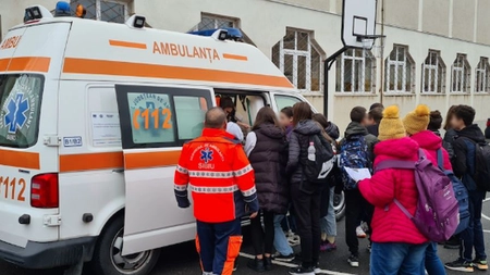 Situație incredibilă! Un elev de 13 ani s-a aruncat pe geam după ce a primit o notă mică la școală!