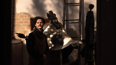 Artistul ieșean Emanuel Chiriac scoate la licitație caritabilă sculptura „Monahul” pentru sprijinirea studenților teologi