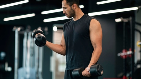 Care sunt cele mai bune exerciții pentru biceps? Dr. Oana Cuzino oferă câteva recomandări eficiente și spune cât de important este stretchingul