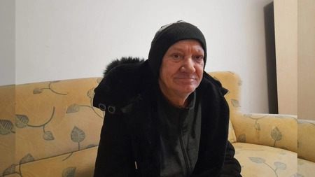 Florin Gîrlea și-a pierdut casa din cauza unui prieten care i-a promis că va avea grijă de el. Bărbatul a locuit timp de trei ani pe străzi și în scările de bloc