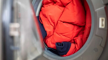 Cu ce se curăță geaca de fâș? Soluții simple care ajută fără să deterioreze materialul