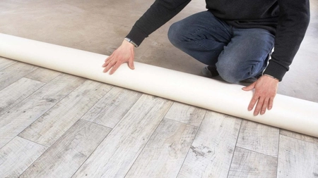 Se poate pune linoleum peste gresie? Iată care sunt cele mai frecvente greșeli și cum trebuie început procesul!