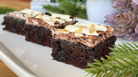 Negresă cu gem și bezea. Află cum se prepară!