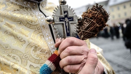 Ce să porți în buzunar de Bobotează pentru noroc, protecție și belșug tot anul. Astfel, răul poate fi alungat mai ușor