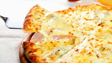 Pizza cu brânză – Rețetă clasică, simplă și trucuri pentru un preparat perfect