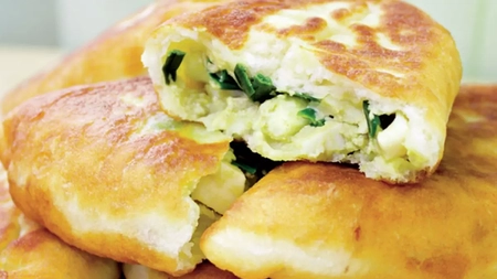 Rețetă de plăcinte la tigaie cu brânză și mărar. Iată cum le poți prepara simplu și rapid!