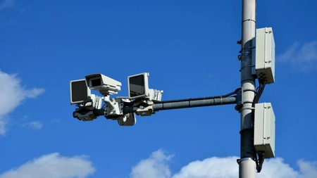 Radare fixe pe drumurile din România: camere inteligente vor calcula viteza medie a șoferilor. Când devine sistemul operațional