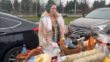 Rromii au întins mesele pline cu bucate în fața Palatului Culturii din Iași, după slujba de Bobotează. Unii au mâncat direct din portbagajul bolizilor