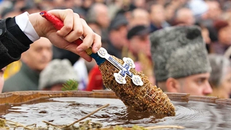 Astăzi este prăznuită Boboteaza, botezul Mântuitorului Iisus în apele Iordanului. Credincioșii din toată țara participă la slujba Agheasmei Mari