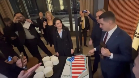 George Simion a tăiat un tort în forma Groenlandei cu drapelul SUA pe el. Imagini virale pe canalele oficialilor americani