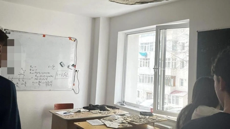 Bucăți din tavan au căzut peste elevi în timpul orelor, la un liceu abia renovat în Botoșani