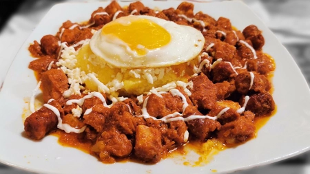 Tochitură dobrogeană cu carne de porc și cârnați. Află rețeta preparatului care păstrează tradiția și gustul autentic!