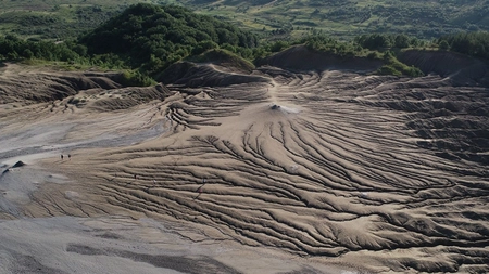 De ce merită văzuți Vulcanii Noroioși de la Pâclele Mici? Iată ce traseu poți face și cât de spectaculoși sunt!