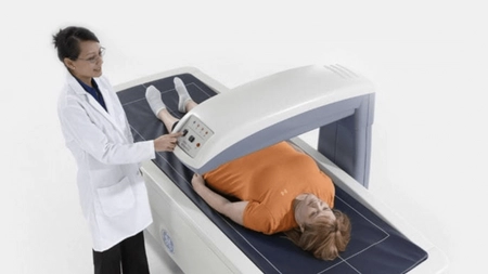 Ce presupune analiza DEXA? Iată ce trebuie să cunoască persoanele care suferă de osteoporoză!