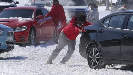 Trei frați, sub 10 ani, victimele urgiei albe! Cel puțin 13 morți după furtuna care a lovit Texasul!