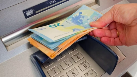 Ce comision percep băncile la retragere euro? Iată ce trebuie să cunoască toți românii