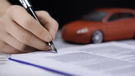 Ce conține un contract de vânzare-cumpărare auto? Iată ce trebuie să știi dacă vrei să vinzi sau cumperi o mașină!