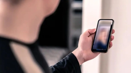 Florin Hotincă, un tânăr din Iași, și-a sunat iubita printr-un apel video și a obligat-o să privească ce îi făcea fiicei sale minore. Femeia a sunat disperată la poliție când a văzut imaginile