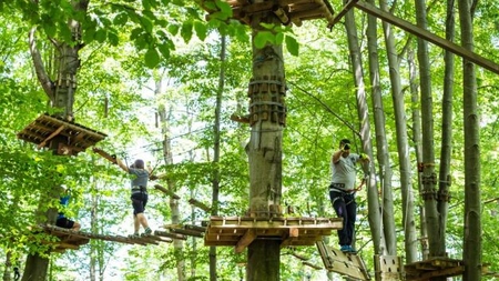Ce poți face în cunoscutul parc de aventură din Brașov? Iată ce activități în aer liber te așteaptă!