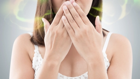 Cauze care duc la o respirație urât mirositoare. Iată de ce apare halitoza și ce afecțiuni poate ascunde!