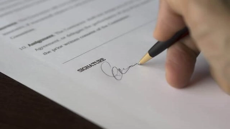 Ce este semnătura olografă? Iată când se folosește și de ce este cea mai utilizată
