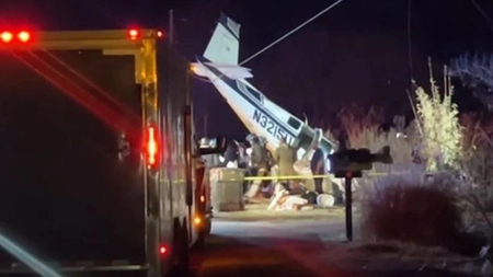 Accident aviatic! Un avion de mici dimensiuni, cu 2 persoane, s-a prăbușit într-un cartier din apropierea pistei de aterizare! O persoană a decedat! - GALERIE FOTO