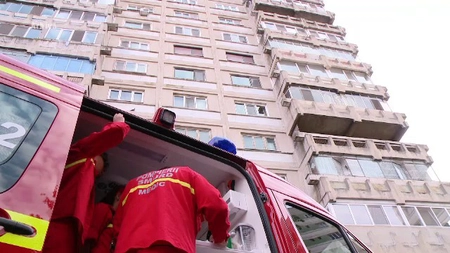 O adolescentă de 16 ani a căzut de la etajul 10 al unui bloc! Singură a cerut ajutor după impact! 