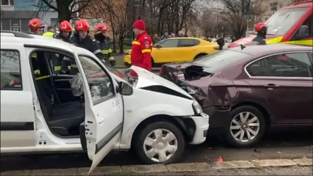 Accident în lanț după ce unui șofer i s-a făcut rău la volan. Mai multe persoane au fost rănite