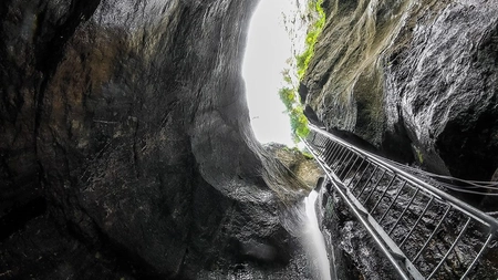 Canionul 7 Scări – O destinație incredibilă din România, ce trebuie văzută măcar o singură dată!