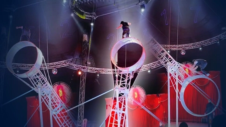 Șocant. A căzut de la patru metri înălțime chiar în timpul spectacolului! Acrobatul este în stare gravă