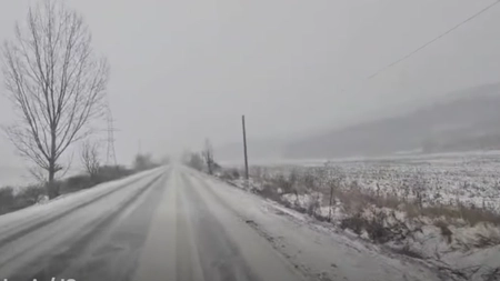 Cum se circulă pe drumurile naționale! DN2N, între Bogza și Dumbrăveni, închis din cauza viscolului
