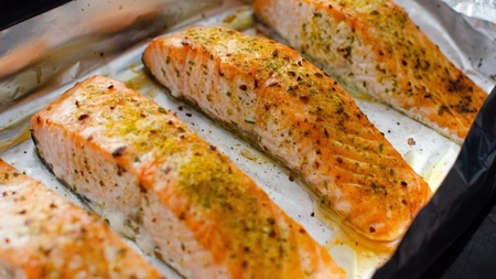 Ce condimente se pun pe un somon gătit la cuptor? Află cum poți să obții un gust perfect!