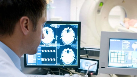 Computer tomograf cu substanță de contrast. Iată ce presupune investigația, când este recomandată, dar și ce beneficii are!