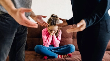 Drama unui copil de 4 ani, cu părinții care se judecă între ei! Minora este prinsă între mama încarcerată și tatăl care are ordin de protecție!