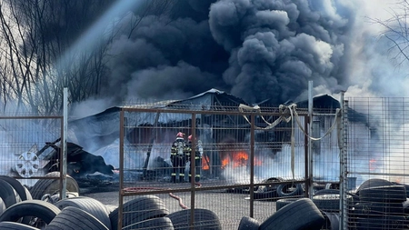 Incendiu de proporții la o vulcanizare din Sibiu! Traficul e oprit pe DN 1, autoritățile au trimis mesaj RO-Alert